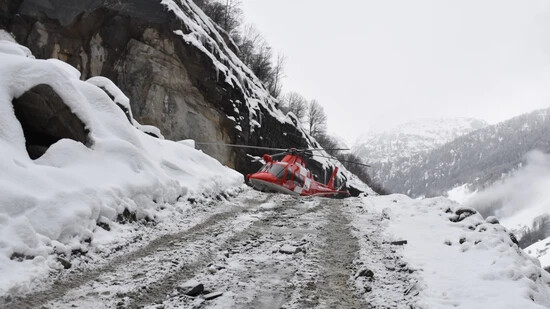 Beim Durchqueren eines abschüssigen Hangs ist ein 56-jähriger Mann in Vals GR von einem Schneerutsch mitgerissen worden.