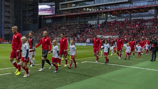 Als die Schweiz 2019 in Kopenhagen im Rahmen der EM-Qualifikation 0:1 gegen Dänemark verlor, führte Stephan Lichtsteiner (2.v.l.) die SFV-Auswahl noch als Captain aufs Feld