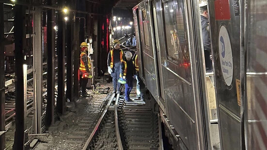 HANDOUT - Dieses vom NYC Emergency Management zur Verfügung gestellte Foto zeigt einen entgleisten New Yorker U-Bahnwagen. Bei einem Zusammenstoß zweier U-Bahnen in New York sind mindestens 24 Menschen verletzt worden. Foto: Uncredited/NYC Emergency…