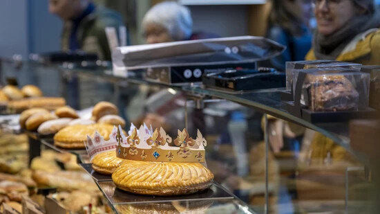 Dreikönigskuchen und eine Krone in eine Genfer Bäckerei.
