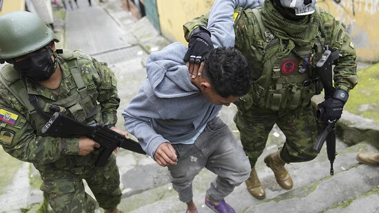ARCHIV - Soldaten halten einen Jugendlichen fest und wollen überprüfen, ob er Tattoos aufweist, die im Zusammenhang mit einer Verbrecherbande stehen könnten. Nach einer Provokation der kriminellen Banden hatte Präsident Noboa 22 kriminelle Gruppen per…