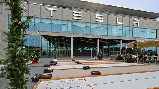 Die Tesla-Produktionsstätte in Grünheide ist wegen Lieferengpässen vorübergehend praktisch auf Stillstand. (Archivbild)