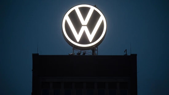 Der Volkswagen-Konzern will noch mehr Geld investieren. Viel davon fliesst in die Produktion von Hybrid- und Elektroautos.(Archivbild)