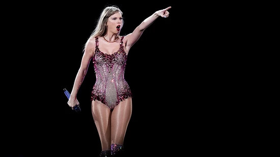 ARCHIV - Sängerin Taylor Swift tritt im Monumental-Stadion während ihres Eras-Tour-Konzerts auf. Foto: Natacha Pisarenko/AP/dpa