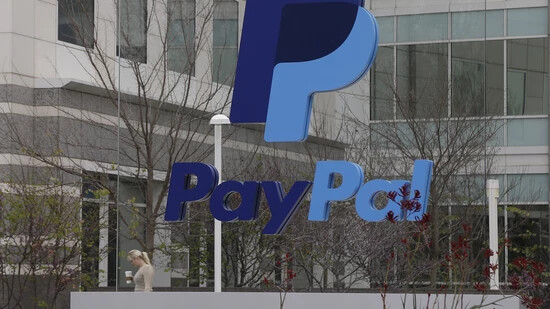 Der Bezahldienst PayPal hat im vergangenen Quartal Umsatz und Gewinn deutlich gesteigert. Die Erlöse stiegen im Jahresvergleich um neun Prozent auf gut acht Milliarden Dollar, wie PayPal nach US-Börsenschluss am Mittwoch mitteilte. (Archivbild)