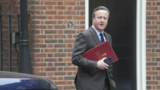 ARCHIV - David Cameron, Außenminister von Großbritannien, trifft zu einer Kabinettssitzung in der Downing Street ein. Großbritannien hat sich besorgt über einen möglichen israelischen Militäreinsatz in Rafah gezeigt und eine sofortige Kampfpause…