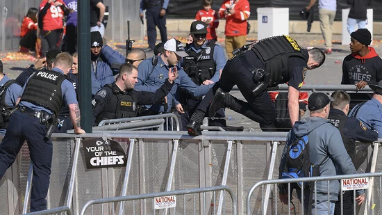 Polizeieinsatz in Kansas City: Bei der Siegesparade der Super-Bowl-Sieger sind Schüsse gefallen. Foto: Reed Hoffmann/AP/dpa