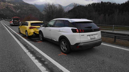 Unfallstelle in Bonaduz: Auf der Autostrasse von Thusis in Richtung Chur bremste ein im Kolonnenverkehr fahrendes Auto ab. Der nachfolgende 56-jährige Autofahrer prallte in das Heck.