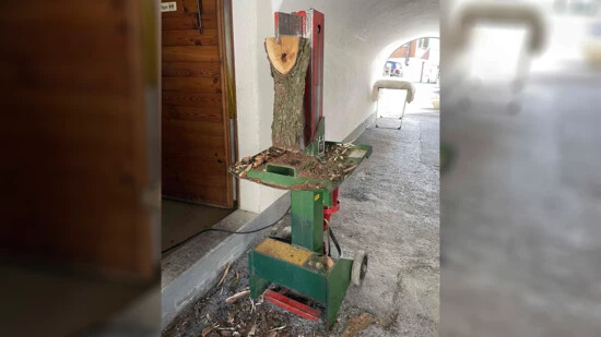 Unfall an Spaltmaschine: In Fläsch verletzte sich ein 53-jähriger Mann an der Hand und musste ins Kantonsspital Graubünden überführt werden.