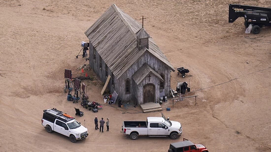ARCHIV - Luftaufnahme der Bonanza Creek Ranch mit dem Set des Films "Rust". Foto: Jae C. Hong/AP/dpa