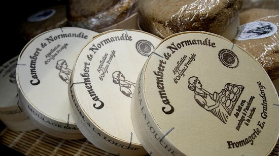 Französische Forschende haben vor einem möglichen Ende des Camemberts mit seiner weissen, flaumigen Kruste gewarnt. (Archivbild)