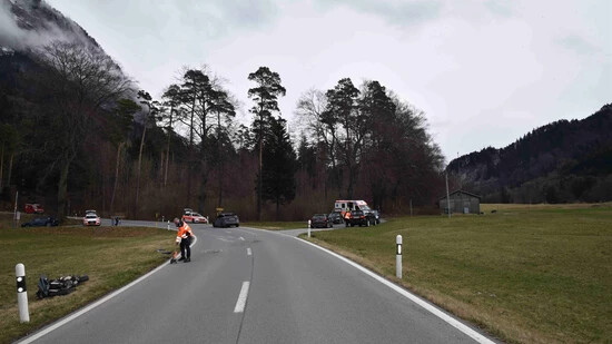 Glück im Unglück: Die Unfallstelle bei Answiesen in Richtung St. Luzisteig, wo sich ein Töffahrer verletzte.