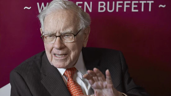 Die Holding des legendären Investors Warren Buffett sitzt auf Rekord-Geldreserven von mehr als 160 Milliarden Dollar. Der 93-Jährige sieht derzeit kaum spannende Investitionsobjekte. (Archivbild)