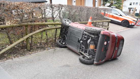 Das verunfallte Elektrofahrzeug: Es kippte mitsamt seiner 86-jährigen Fahrerin auf die rechte Seite.