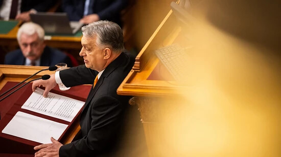 Der ungarische Premierminister Viktor Orban spricht vor der Abstimmung über die Ratifizierung der schwedischen NATO-Mitgliedschaft in Budapest. Foto: Marton Monus/dpa