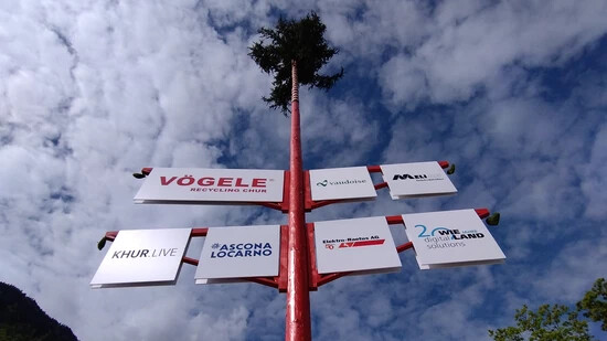 15 Meter hoch: Auch dieses Jahr wird in Chur fürs Festival ein geschmückter Baumstamm aufgerichtet.