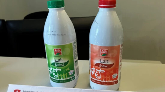 In diesen beiden Milchflaschen hatte der Passagier das Kokain versteckt.