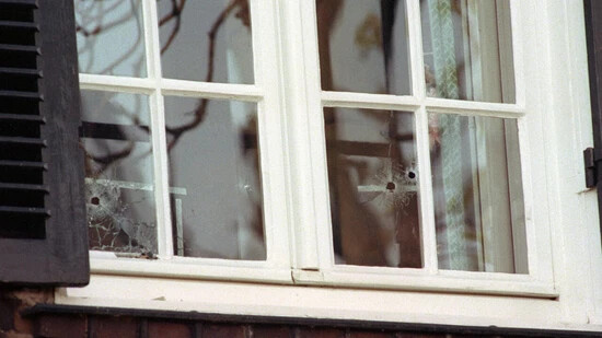 ARCHIV - Blick auf die Einschusslöcher in dem Fenster, durch das Detlev Carsten Rohwedder erschossen wurde. Foto: Hartmut Reeh/dpa