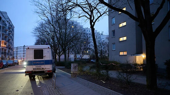 Ein Polizeiwagen vor einem Haus in Berlin. Foto: Annette Riedl/dpa