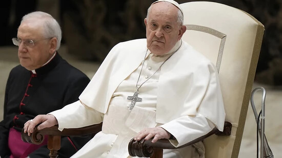 Papst Franziskus sitzt in einem Stuhl bei seiner wöchentlichen Generalaudienz. Foto: Andrew Medichini/AP/dpa