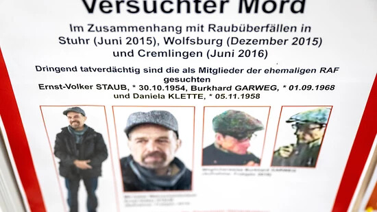Ein Fahndungsplakat hängt am Amtsgericht Verden. Die frühere Terroristin der Roten Armee Fraktion (RAF), Daniela Klette (65), ist in Berlin gefasst worden. Der Festnahme vorausgegangen war eine jahrelange Ermittlungsarbeit unter der Leitung der…