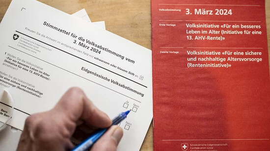 Die Schweizer Stimmbevölkerung entscheidet heute Sonntag über die Einführung einer 13. AHV-Rente und eine Volksinitiative für eine Erhöhung des Rentenalters und dessen Koppelung an die Lebenserwartung. (Themenbild)