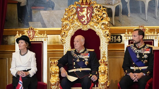 Der norwegische König Harald (Mitte) erkrankte in Malaysia. Im Bild sitzt er neben Königin Sonja und Kronprinz Haakon. (Archivbild)