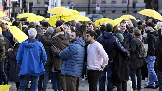Mit gelben Regenschirmen gegen Antisemitismus: Kundgebung auf dem Zürcher Helvetiaplatz nach einer Mahnwache am Sonntagnachmittag.