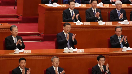 Das chinesische Wachstumsziel ging aus dem Rechenschaftsbericht von Ministerpräsident Li Qiang (rechts) hervor, der am Dienstag zum Auftakt der diesjährigen Tagung des chinesischen Volkskongresses in Peking veröffentlicht wurde.