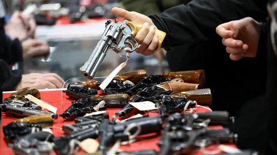 Die Auslage eines Händlers an der Waffenmesse Lausanne International Arms Exchange im vergangenen Dezember. (Archivbild)