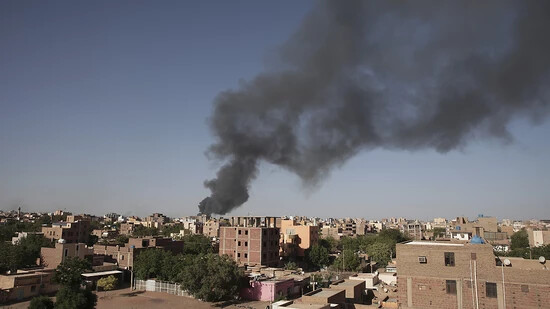 ARCHIV - Rauch steigt nach anhaltenden Kämpfen über der sudanesischen Hauptstadt Khartum auf. Foto: Marwan Ali/AP/dpa