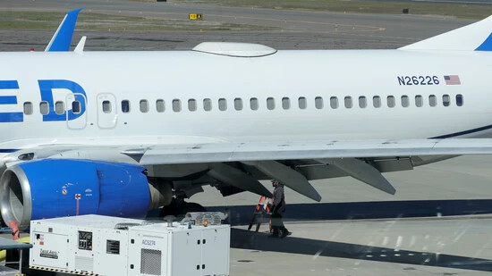Ein Mitarbeiter des Medford Jet Centers geht unter einer Boeing 737-824 von United Airlines, die auf dem Rogue Valley International-Medford Airport aus San Francisco gelandet ist. Eine Passagiermaschine von United Airlines hat am Freitag im Flug eine…