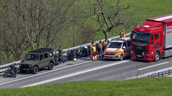 Ein Rekrut der Schweizer Armee ist bei einem Selbstunfall mit einem Motorrad auf der Autobahn A2 bei Buochs NW gestorben.
