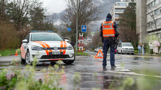 Polizei vor Ort: Die Strasse beim Giacometti Schulhaus in Chur wurde abgeriegelt.