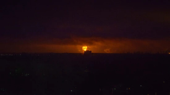 Ein massiver russischer Raketenangriff im Gebiet Lwiw löste einen Brand aus. Foto: Artur Abramiv/ZUMA Press Wire/dpa