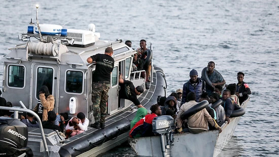 ARCHIV - Die tunesische Küstenwache fängt kleine Boote mit Migranten ab, die versuchen, das Mittelmeer zu überqueren, und schleppt sie zurück an die Küste der südtunesischen Stadt Sfax. Foto: Khaled Nasraoui/dpa