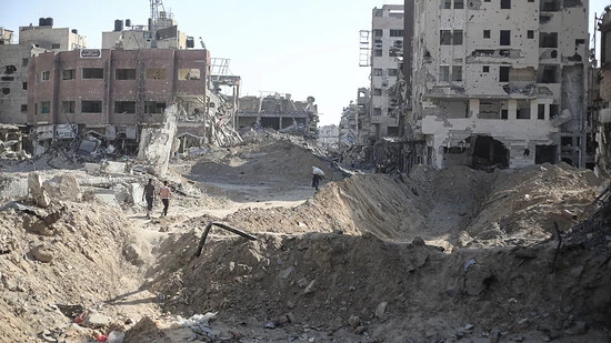 Ein Wohngebiet ist nach dem Rückzug der israelischen Streitkräfte aus Teilen von Chan Junis zerstört. Foto: Mohammed Talatene/dpa