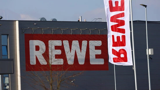 Trotz Konsumflaute: Der deutsche Handelsriese Rewe steigert 2023 den Gewinn. (Archivbild)