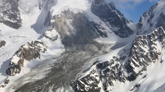 Berg mit Abbruchstelle: Die Westflanke des Piz Scerscen in der Berninagruppe mit dem Schuttkegel, der sich in die Val Roseg ergiesst. Ob das beliebte Tal im Sommer weiterhin erwandert werden kann, ist noch offen. 