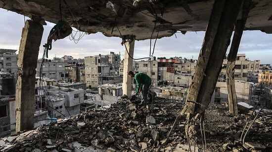 ARCHIV - Ein Palästinenser inspiziert sein Haus, das bei einem israelischen Luftangriff auf Rafah zerstört wurde. Foto: Abed Rahim Khatib/dpa