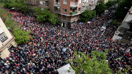 Anhänger des spanischen Ministerpräsidenten Pedro Sánchez versammeln sich während einer Demonstration vor der Parteizentrale der PSOE. Spanien wartet mit Spannung auf die Ankündigung von Ministerpräsident Sánchez, ob er im Amt bleiben wird oder nicht…