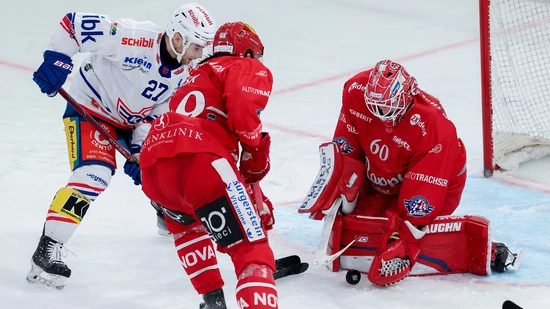 Abwehrbollwerk und Assistgeber: Lakers-Goalie Melvin Nyffeler pariert beim Sieg gegen Kloten 30 von 32 Schüssen auf sein Tor und leitet dazu noch mit einem überragenden Pass das 1:0 seines Teams ein. 