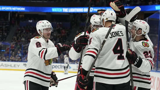 Rares Erfolgserlebnis: Philipp Kuraschew (rechts) feiert mit den Chicago Blackhawks erst den 16. Sieg im 50. Spiel