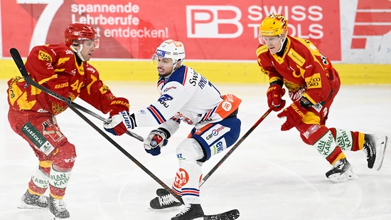 Langnauer Überzahl, aber das bessere Ende hatten die Zürcher: Sven Andrighetto (m.) im Kampf gegen Flavio Schmutz (li.) und Harri Pesonen