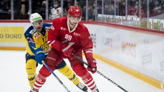 Lausannes Stürmer Cody Almond (im Vordergrund) im Oktober 2020 im Spiel gegen den HC Davos