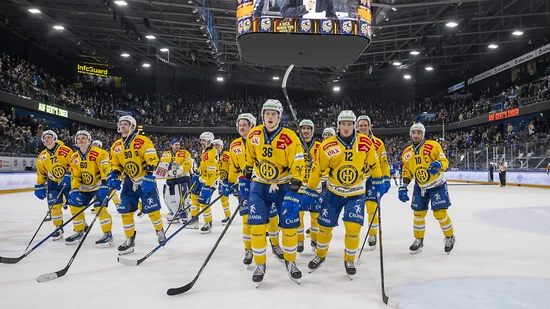 Die Davoser Spieler lassen sich von den Fans feiern