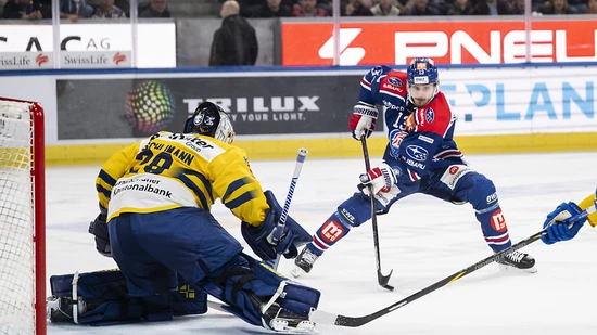 Die endgültige Entscheidung für die ZSC Lions: Justin Sigrist bezwingt den HCD-Goalie Sandro Aeschlimann zum 4:1
