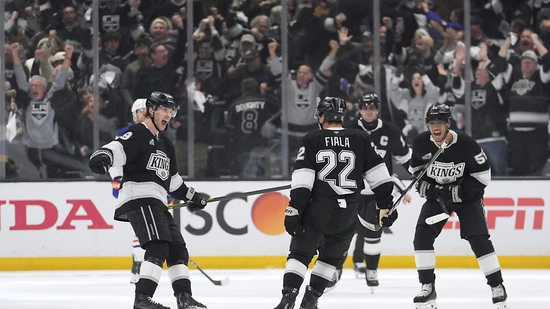 2. Sieg im 2. Heimspiel: Kevin Fiala und seine Teamkollegen der L.A. Kings freuen sich über einen optimalen Playoff-Start
