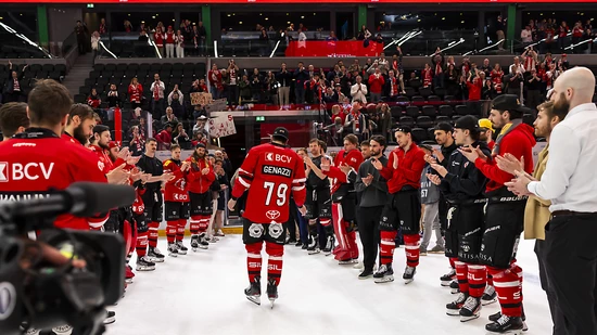 Verabschiedet sich durch den Spalier seiner Teamkollegen: Lausannes Captain Joël Genazzi