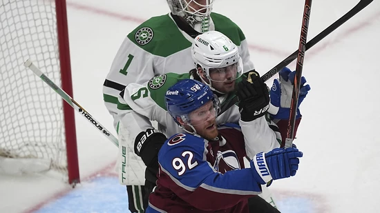 Lian Bichsel (in weiss) schlug sich in Spiel 5 für die Dallas Stars tadellos und drängte in dieser Szene den Schweden Gabriel Landeskog vom Tor weg